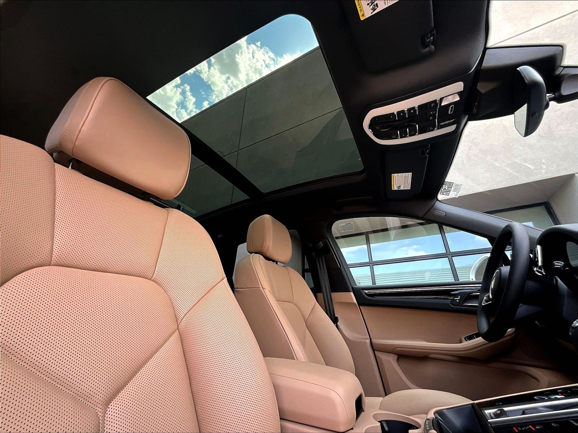 2025 Macan picture #17