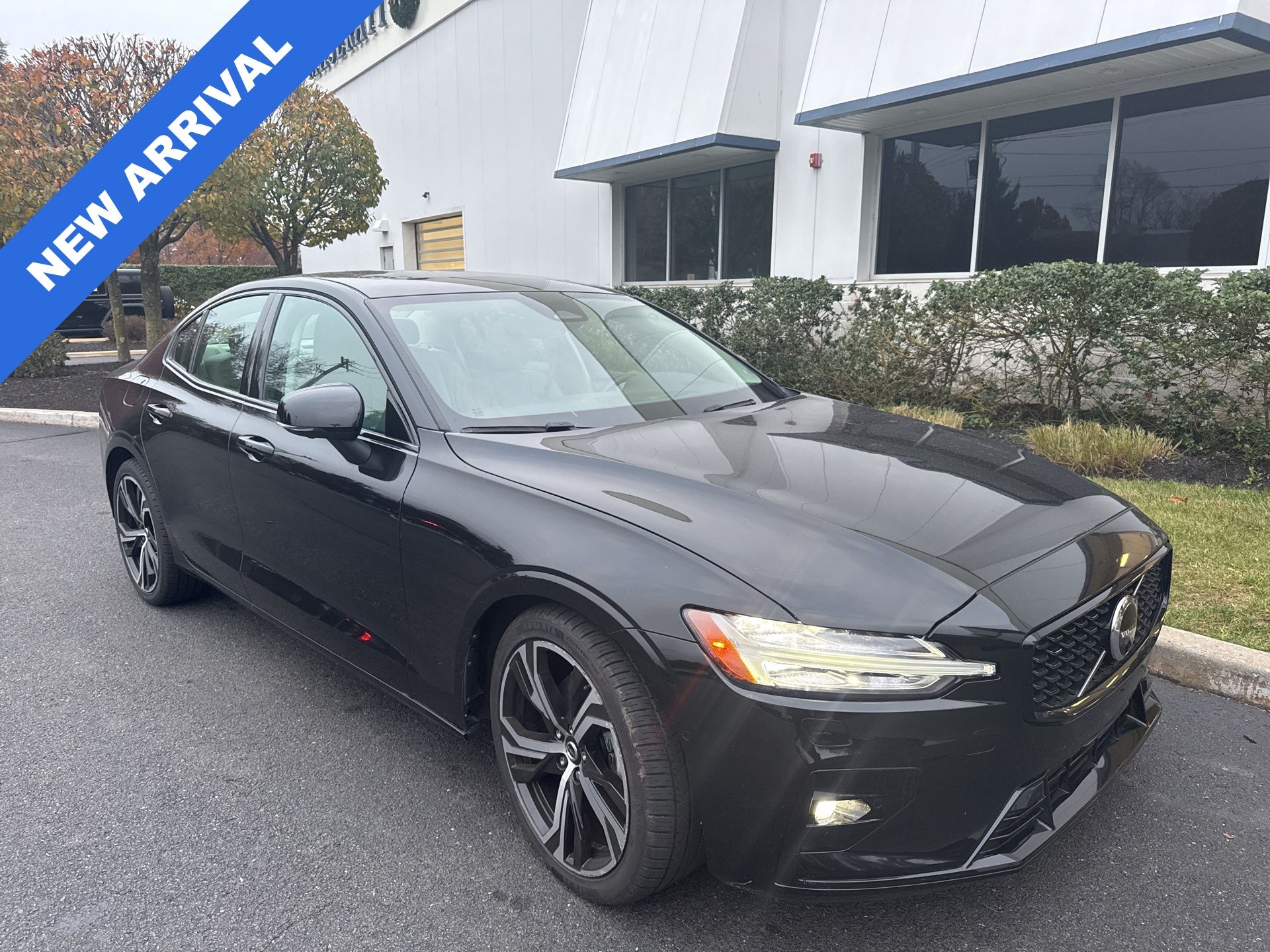 2024 Volvo S60 B5 Plus Dark Theme