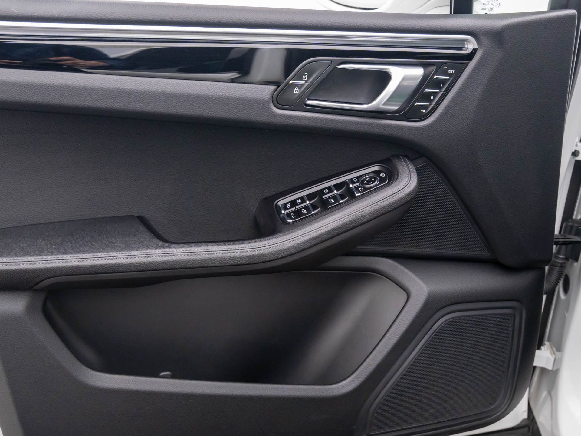 2023 Porsche Macan photo