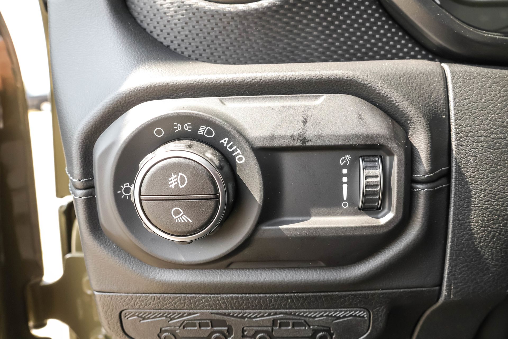 2025 JEEP GLADIATOR - Image 27