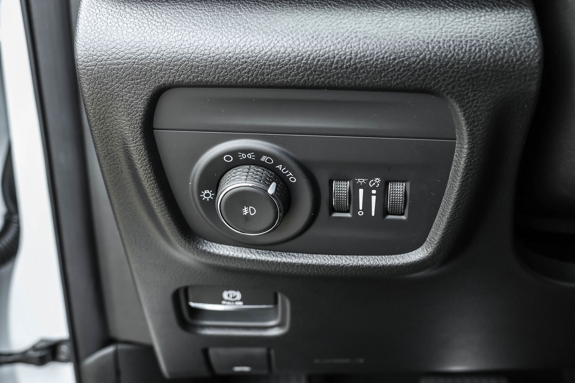 2025 JEEP GRAND CHEROKEE - Image 29