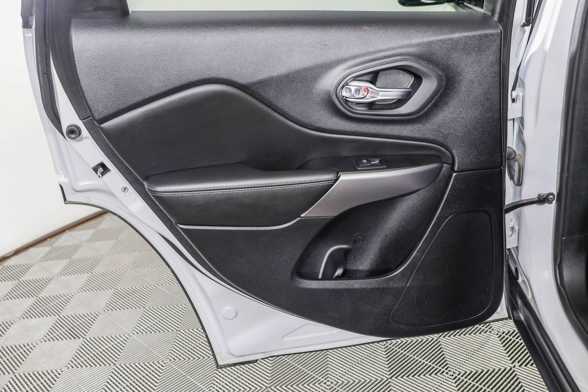 2022 JEEP CHEROKEE - Image 32