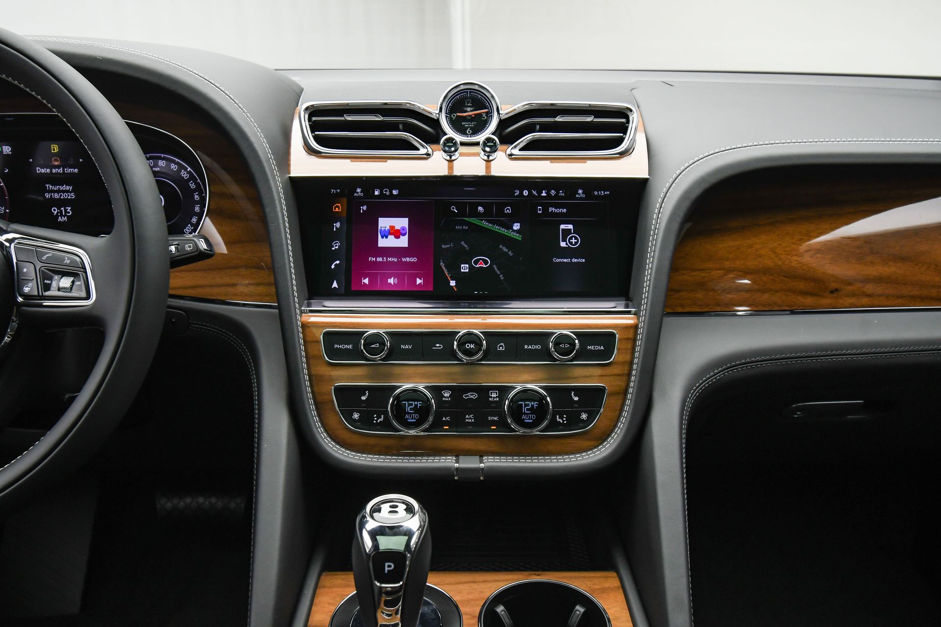 2025 Bentley Bentayga - Photo 36