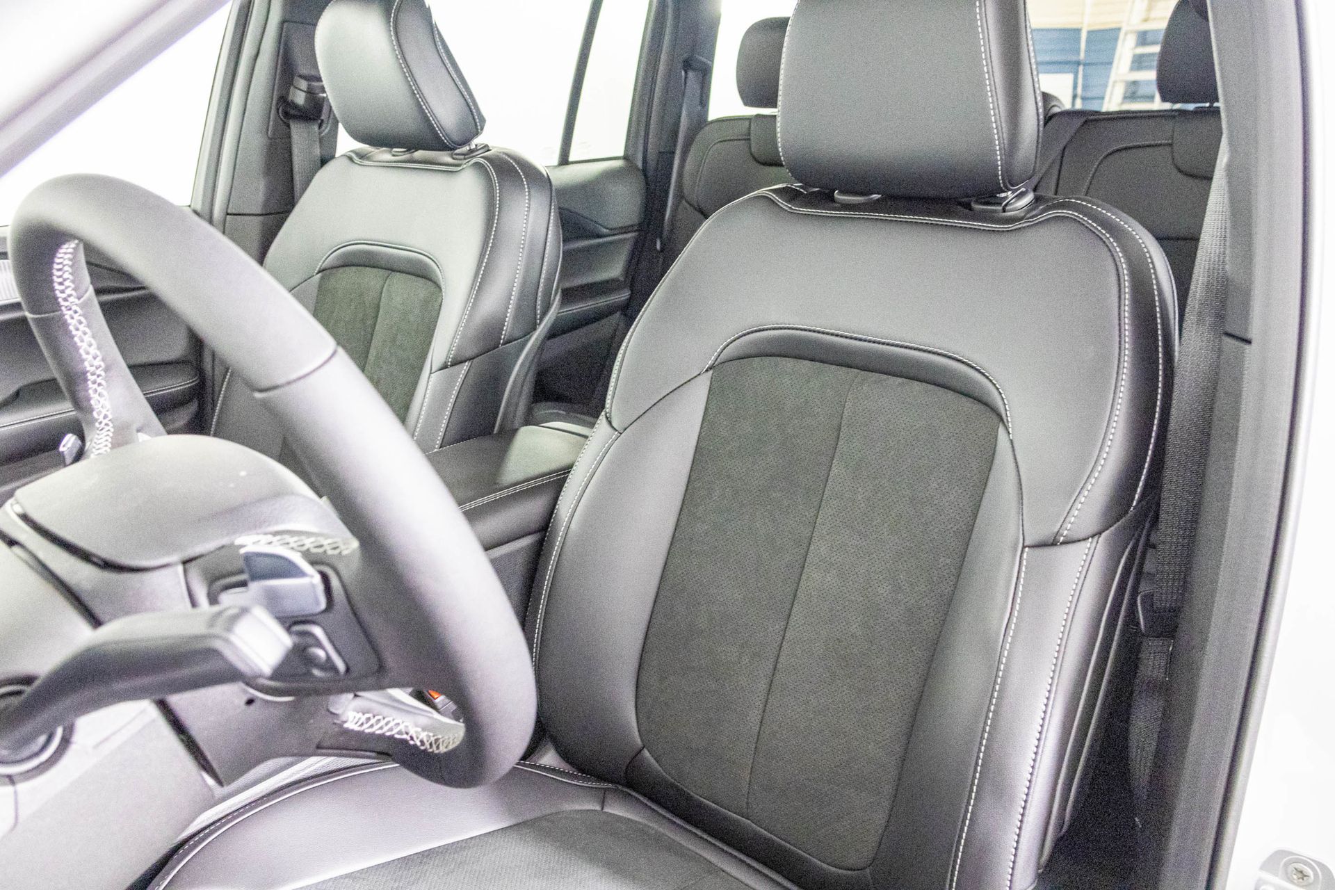 2025 JEEP GRAND CHEROKEE - Image 17