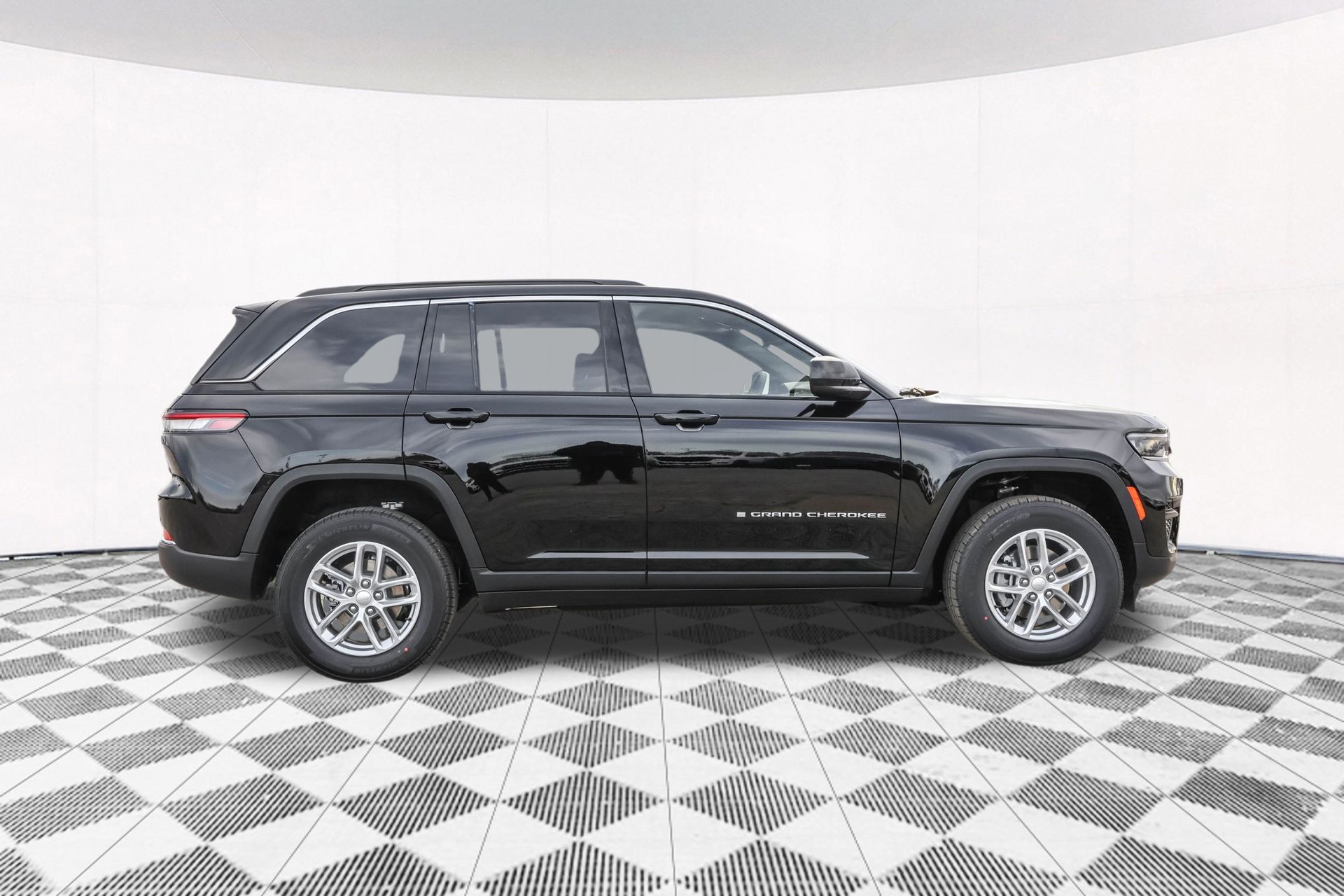 2025 JEEP GRAND CHEROKEE - Image 10