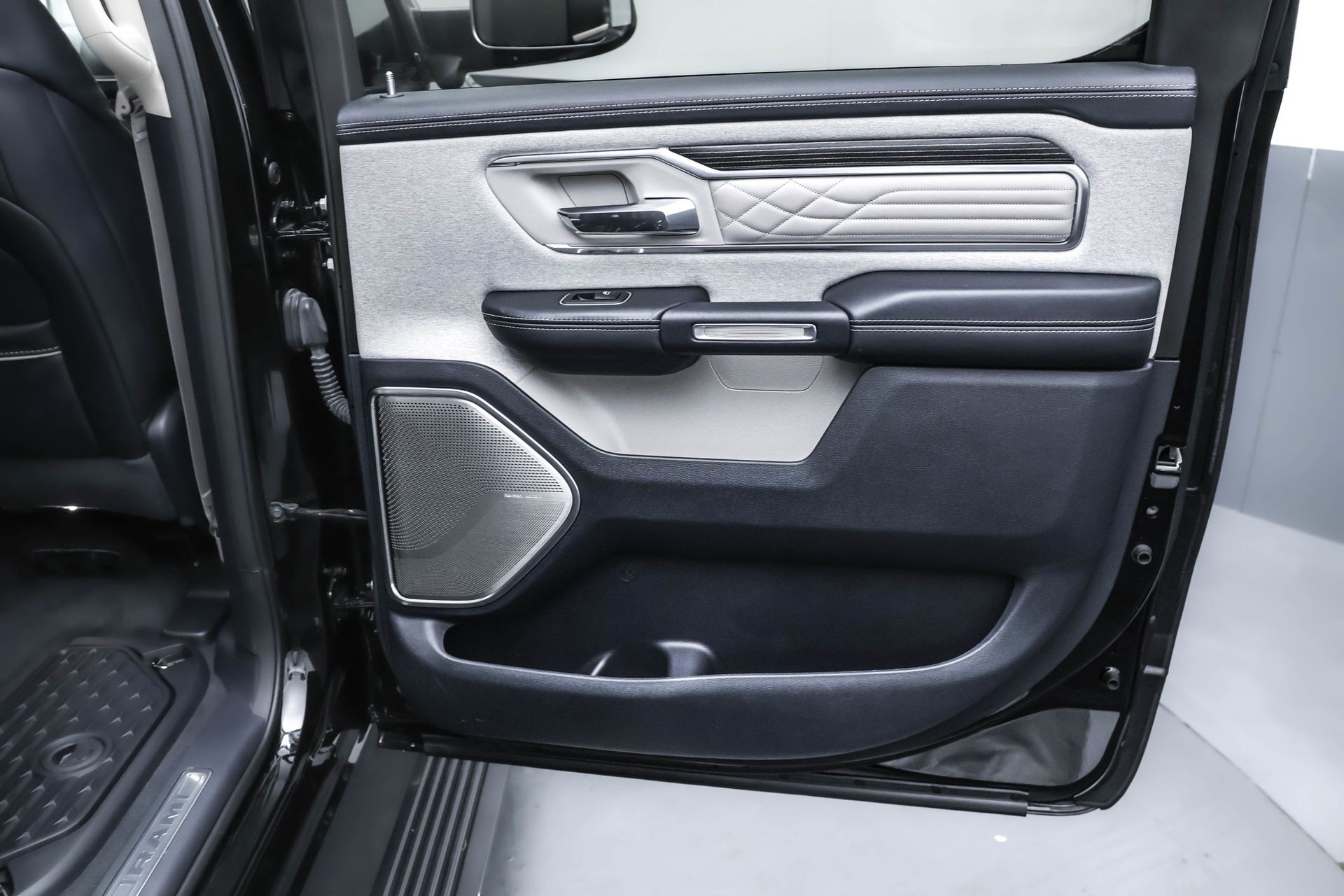 2023 RAM 1500 - Image 34