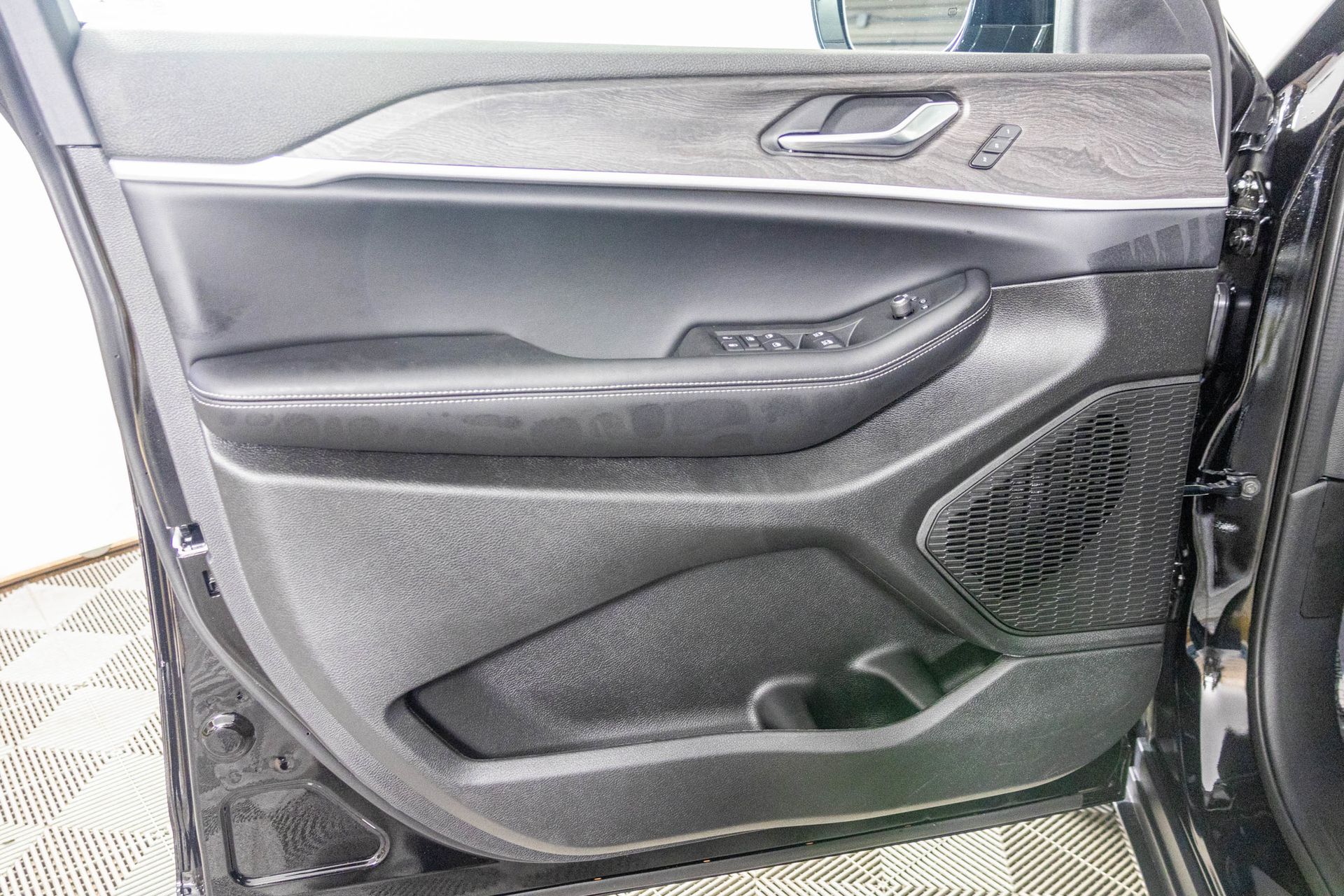 2025 JEEP GRAND CHEROKEE - Image 15