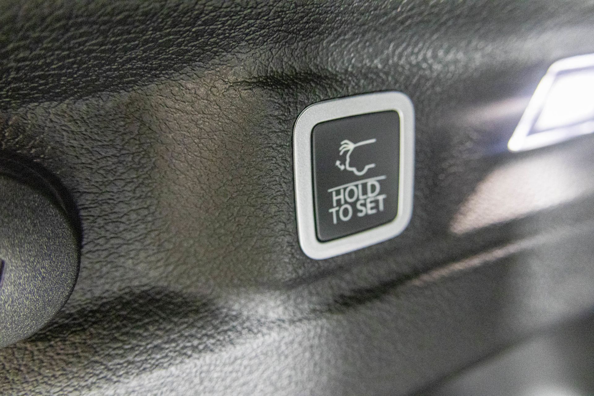 2025 JEEP GRAND CHEROKEE L - Image 35