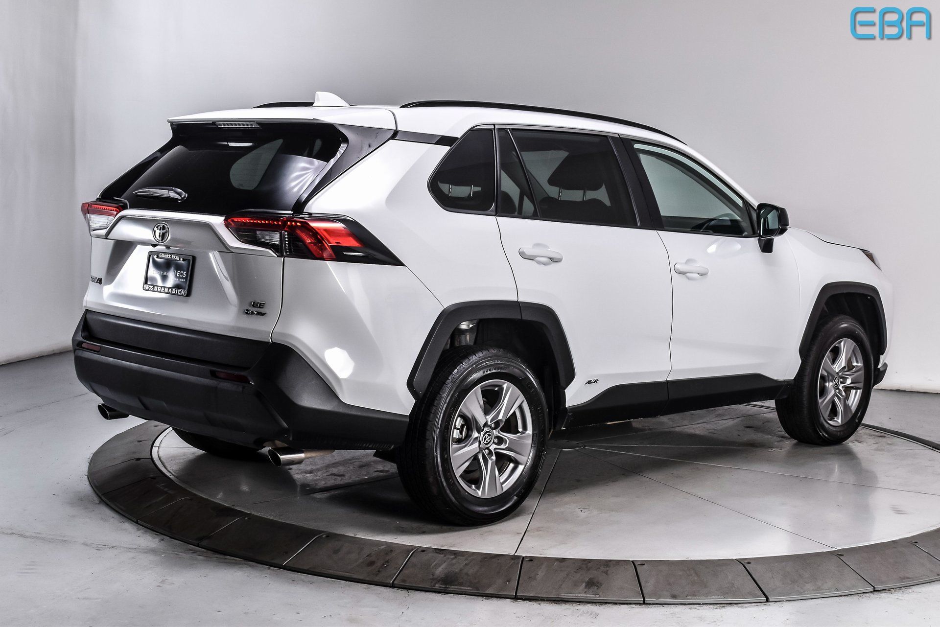 2025 Toyota RAV4 LE - Photo 6