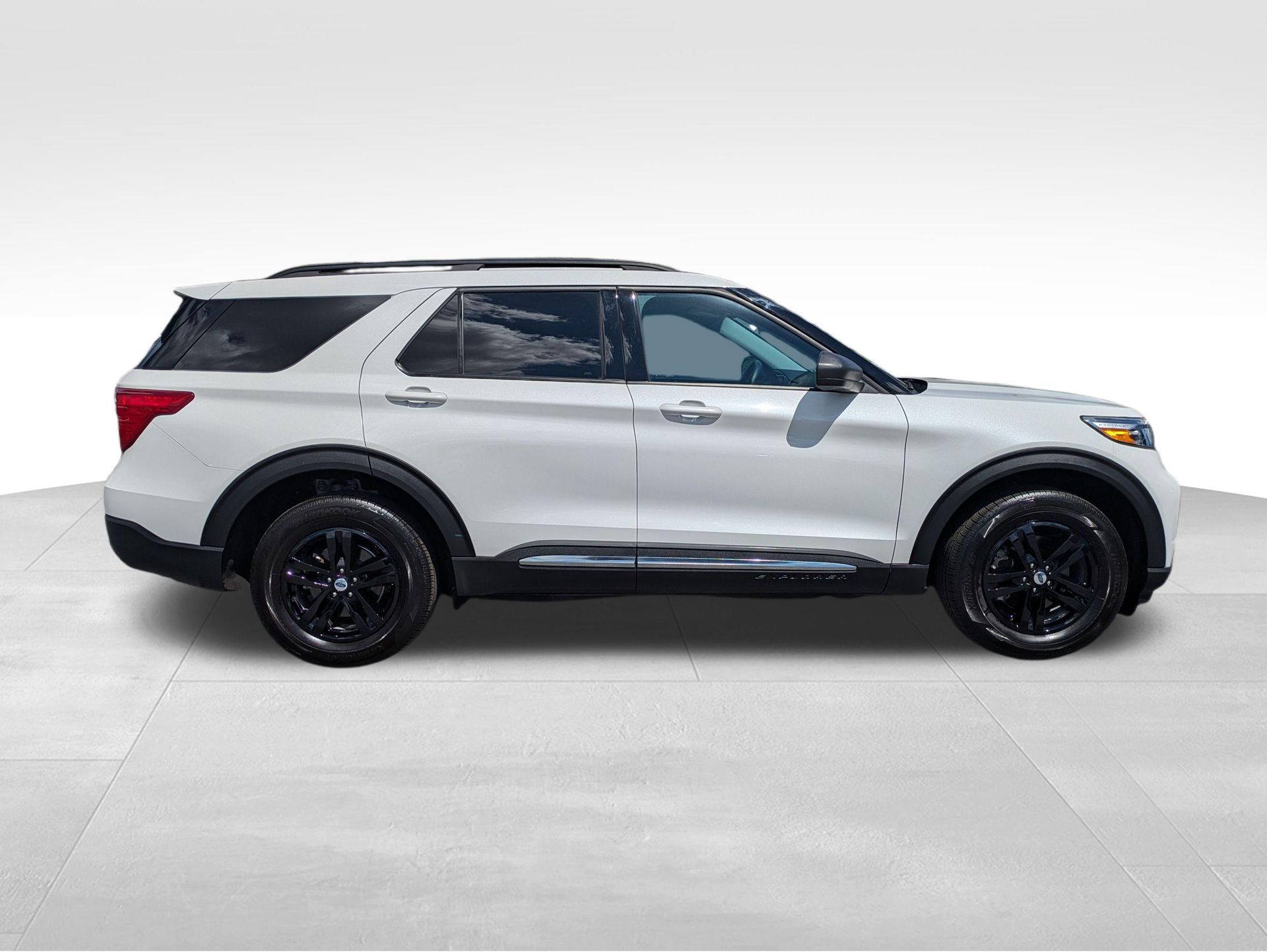 2023 Ford Explorer XLT White at Jones Ford
