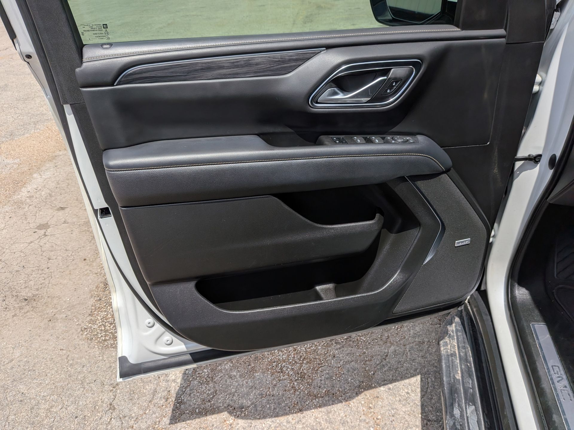 2022 GMC Yukon SLT White at North Houston Mitsubishi