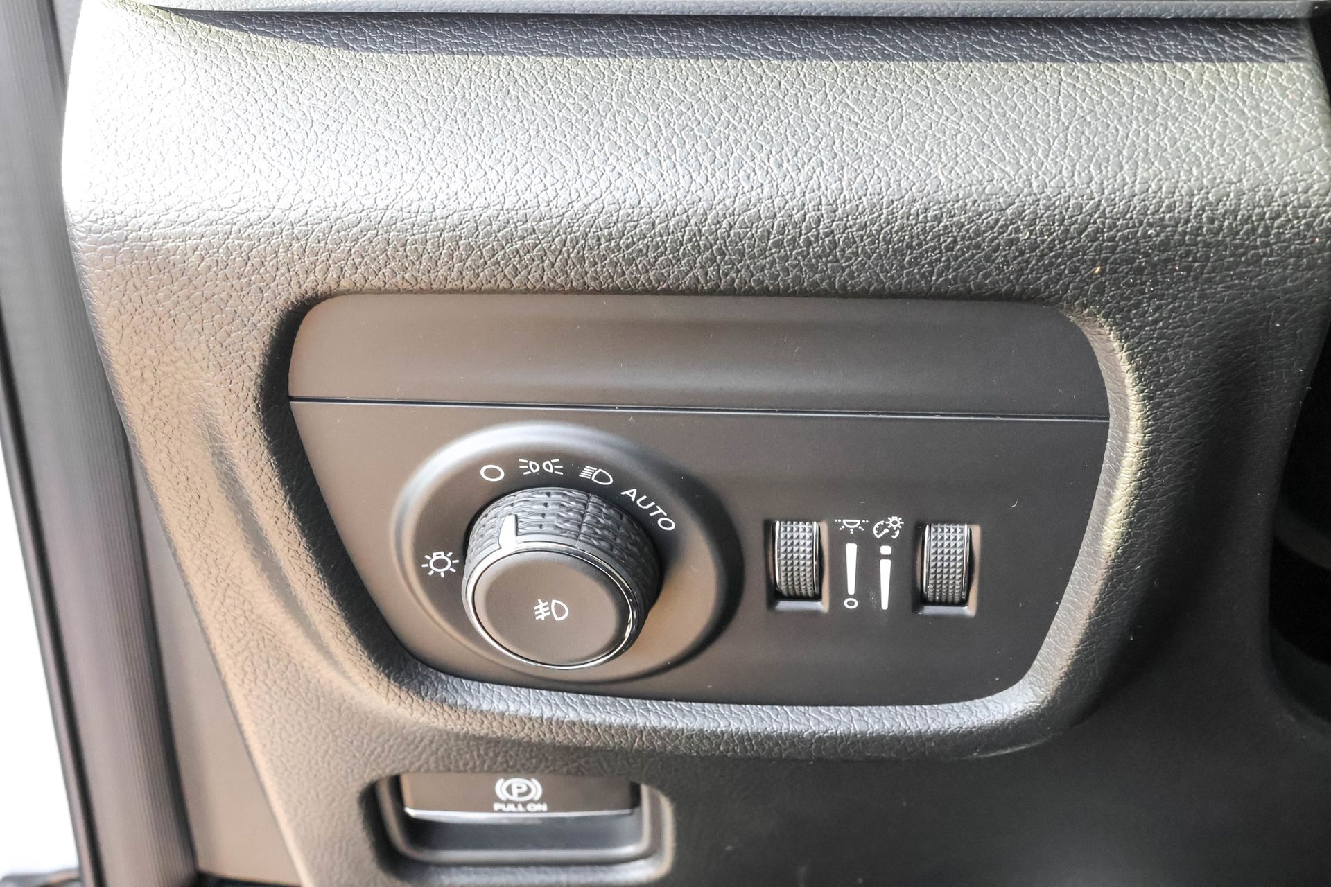 2025 JEEP GRAND CHEROKEE - Image 28