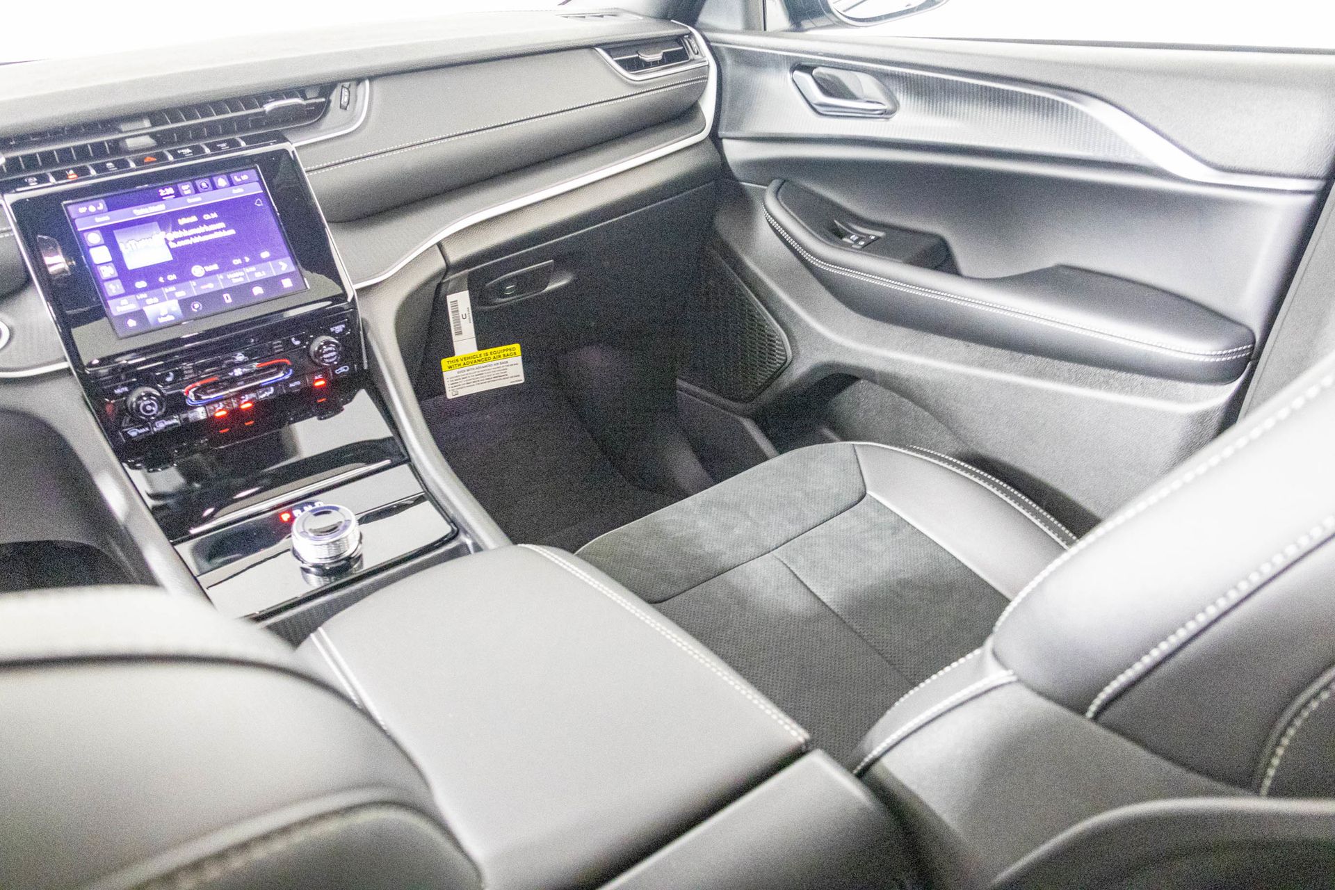 2025 JEEP GRAND CHEROKEE - Image 32