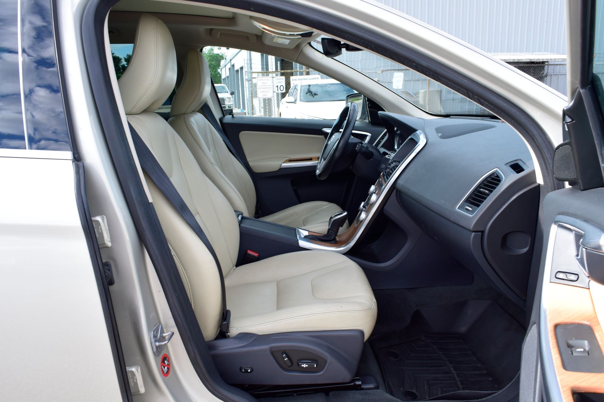 2017 Volvo XC60 T6 Inscription Gold at Gullo Toyota