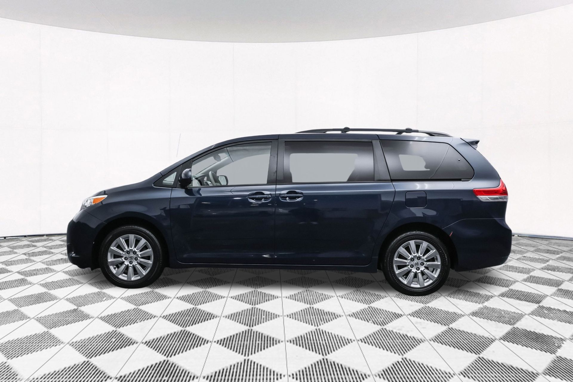 2012 TOYOTA SIENNA - Image 35