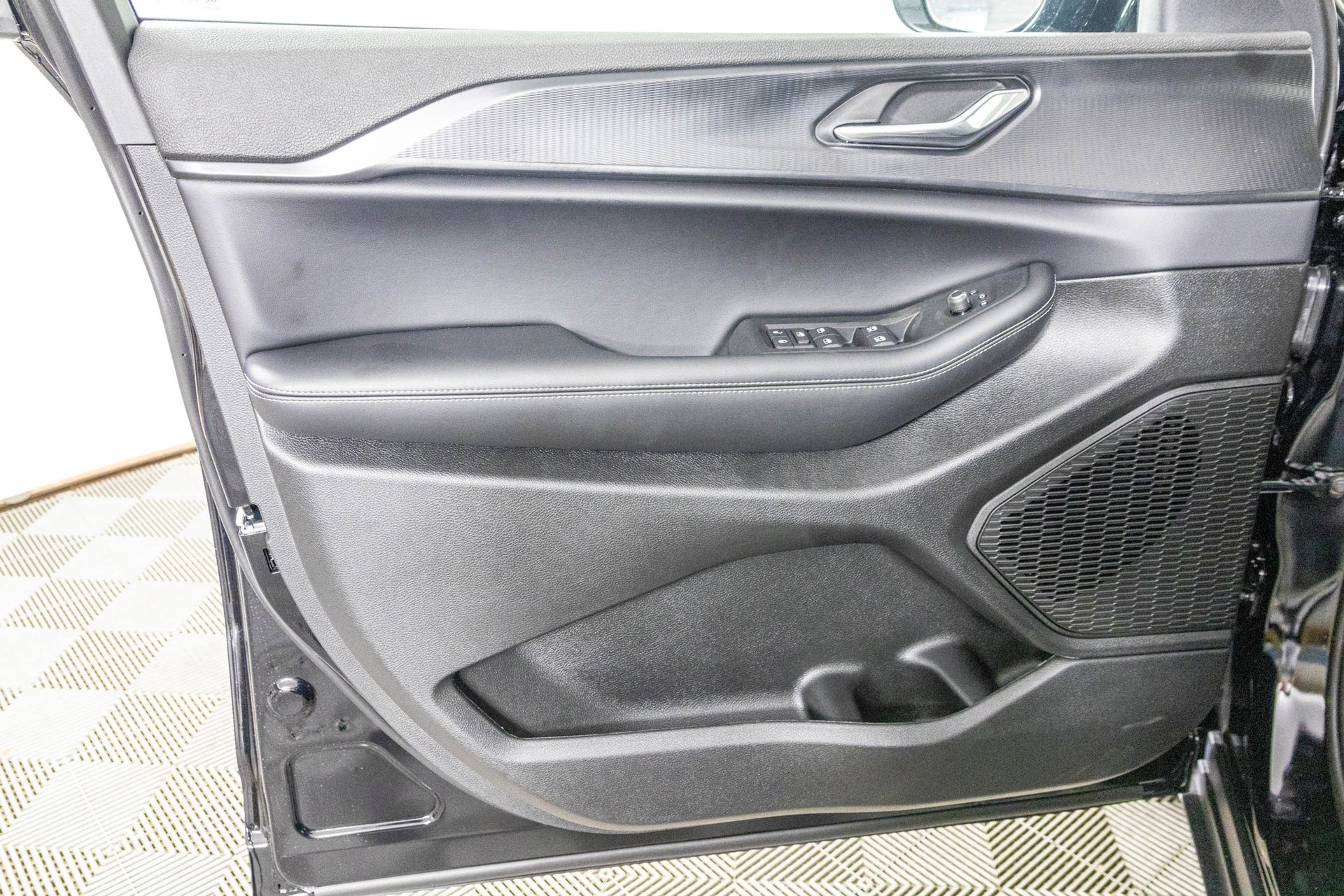 2025 JEEP GRAND CHEROKEE - Image 16