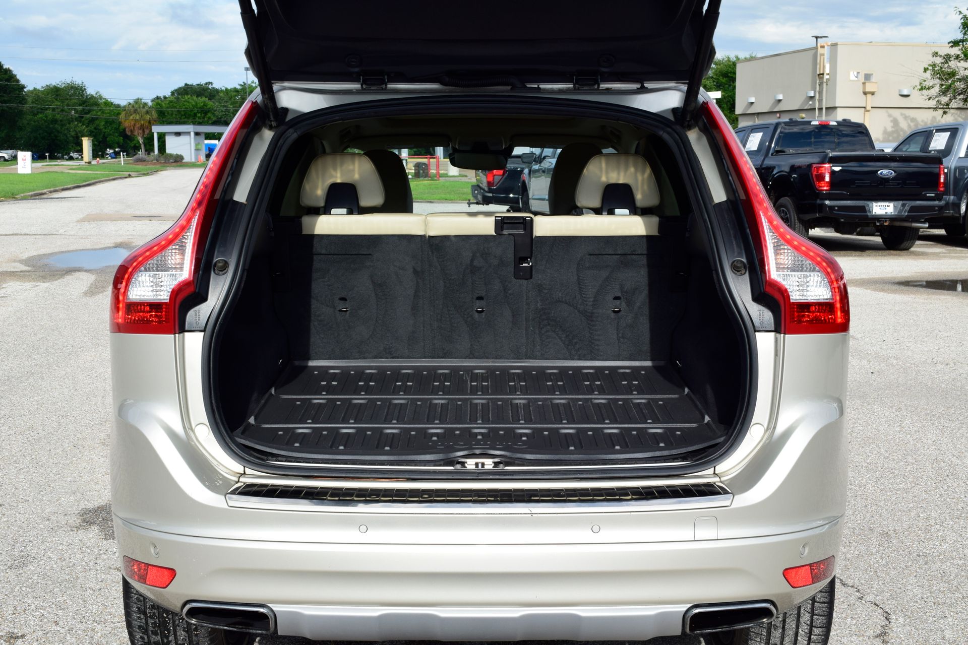 2017 Volvo XC60 T6 Inscription Gold at Gullo Toyota