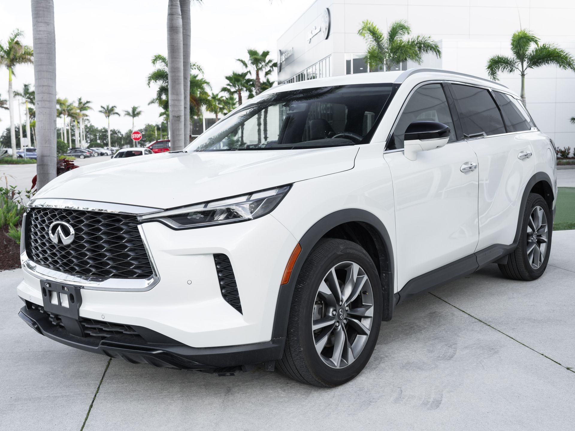 View vehicle photo 6