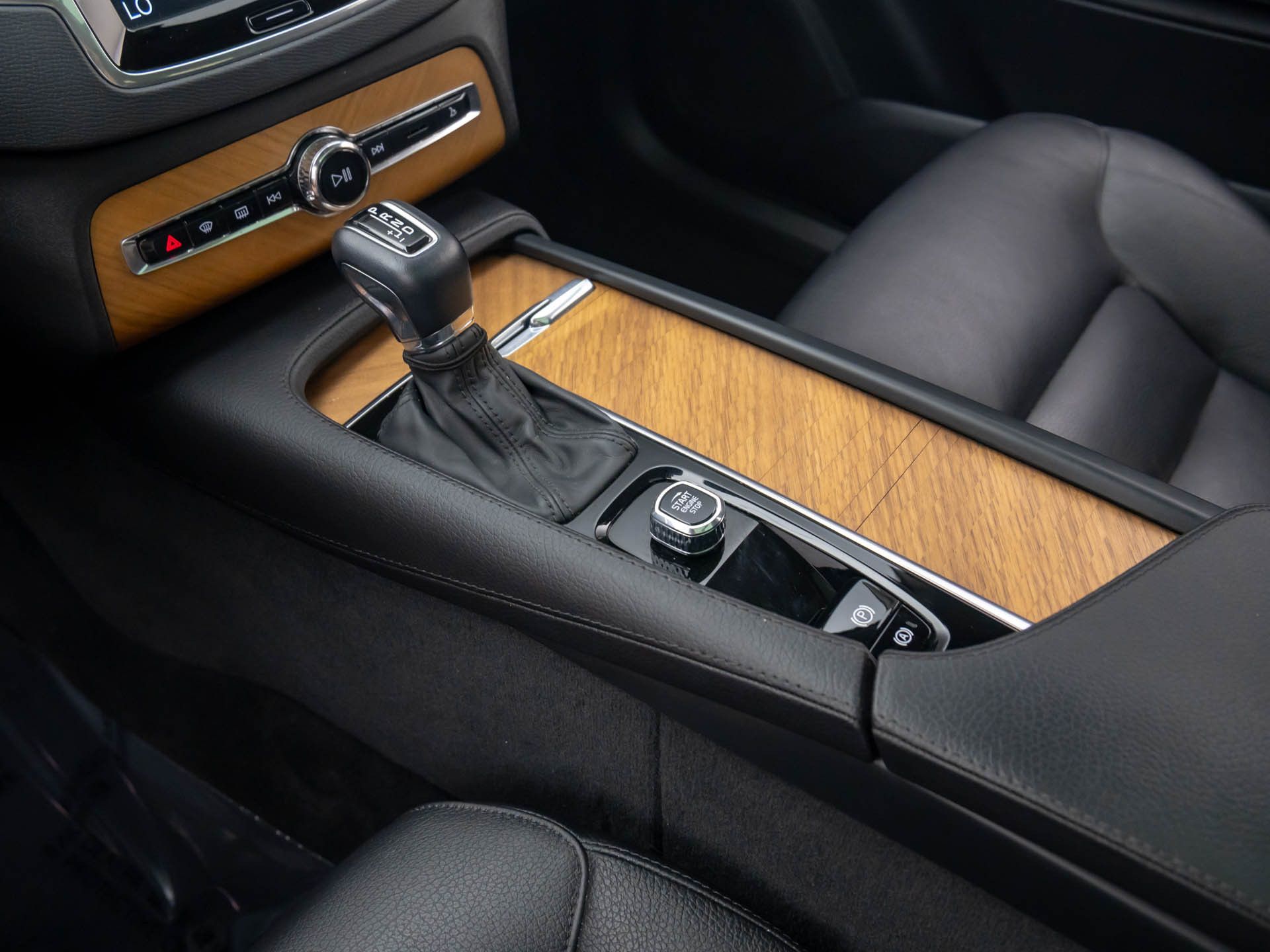 2022 Volvo XC90 T5 Momentum photo