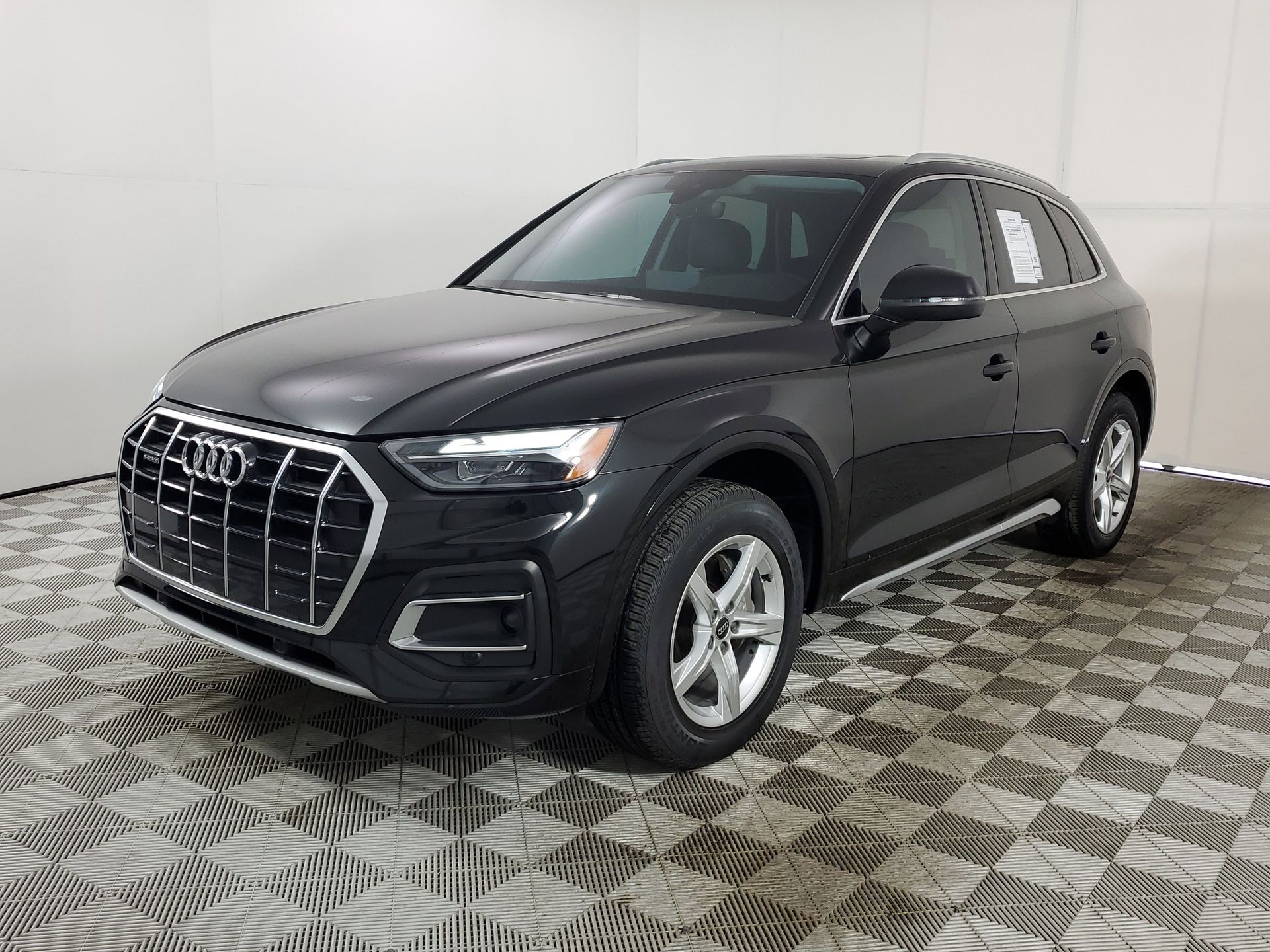 View vehicle photo 4