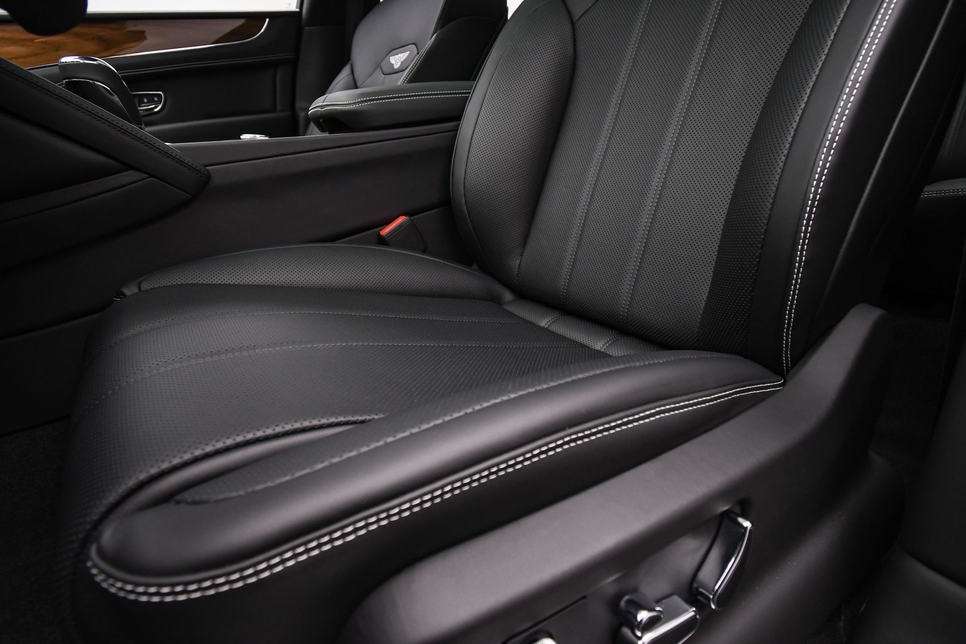 2025 Bentley Bentayga - Photo 48