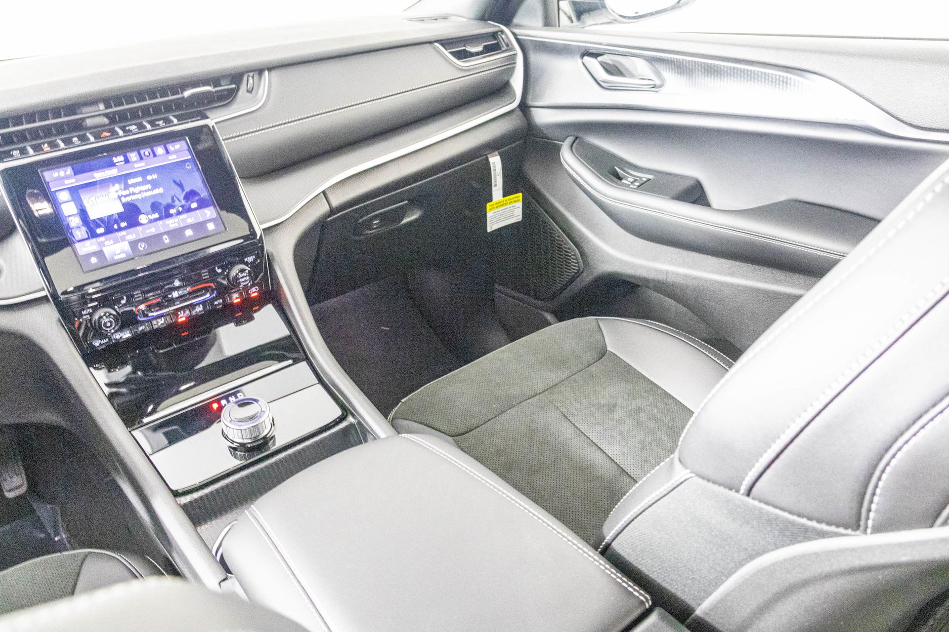 2025 JEEP GRAND CHEROKEE L - Image 32