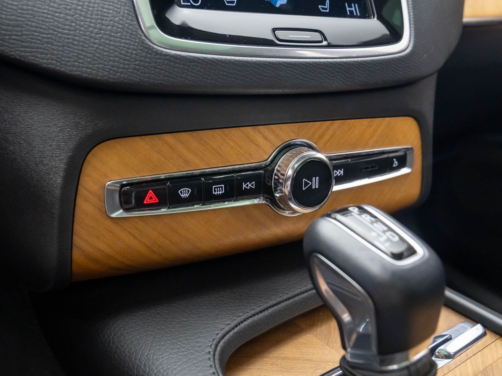2022 Volvo XC90 T5 Momentum photo