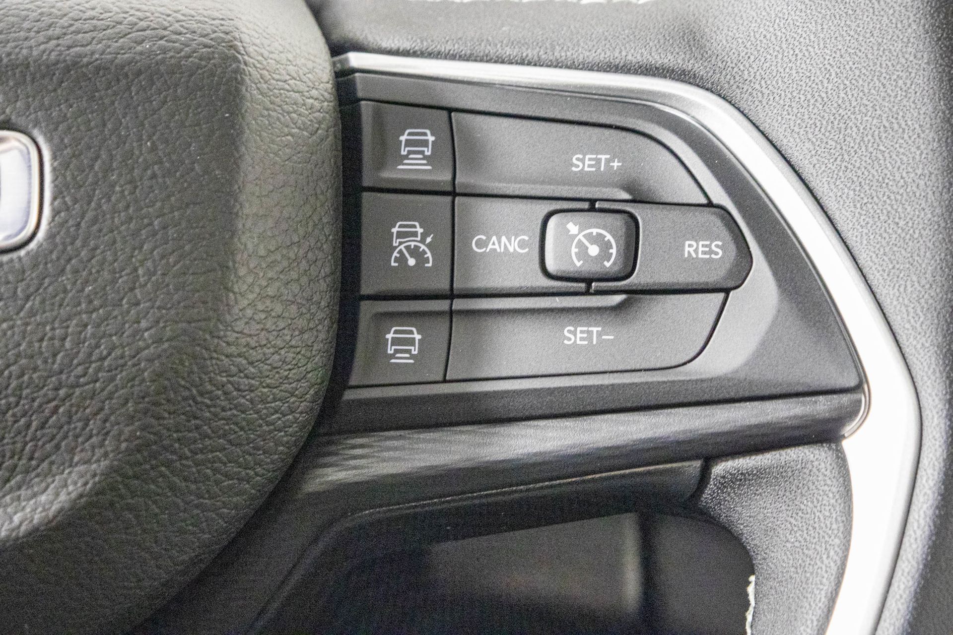 2025 JEEP GRAND CHEROKEE - Image 32