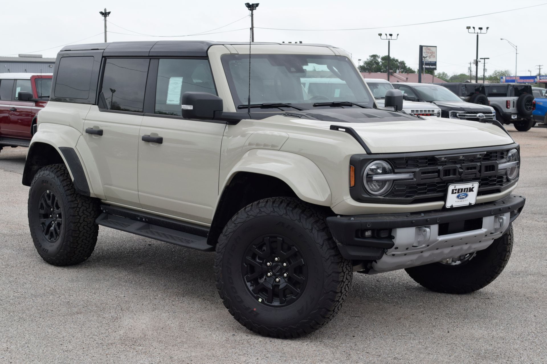 View vehicle photo 3