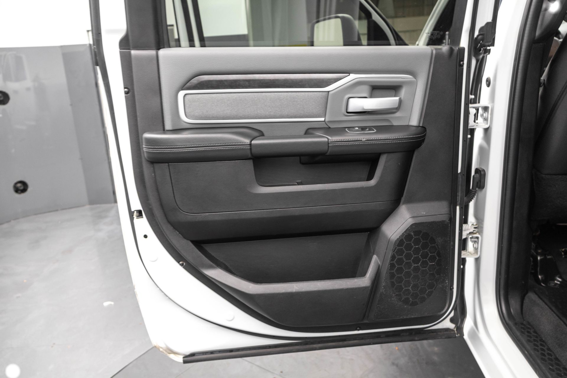 2023 RAM 3500 - Image 34