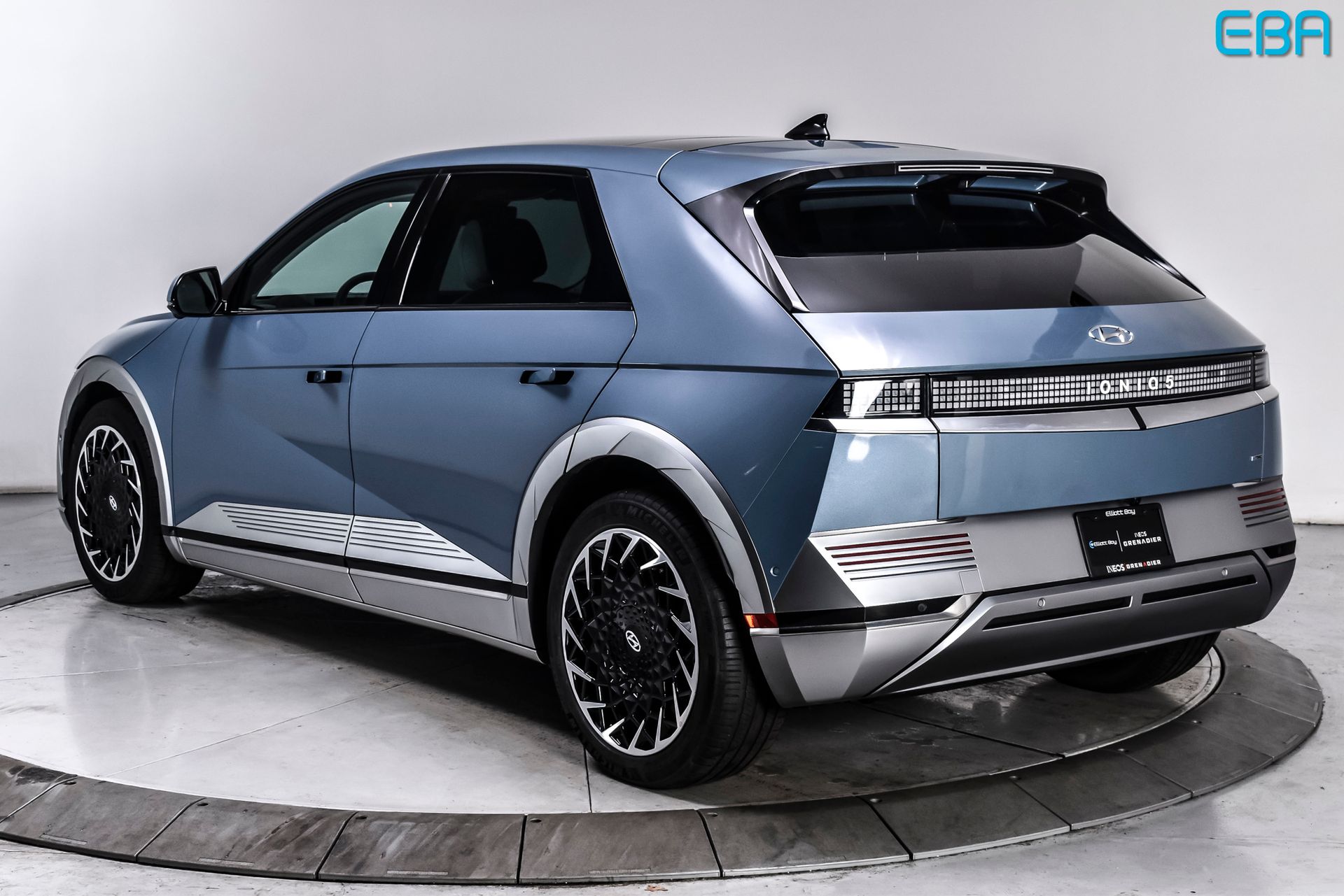 View vehicle photo 4