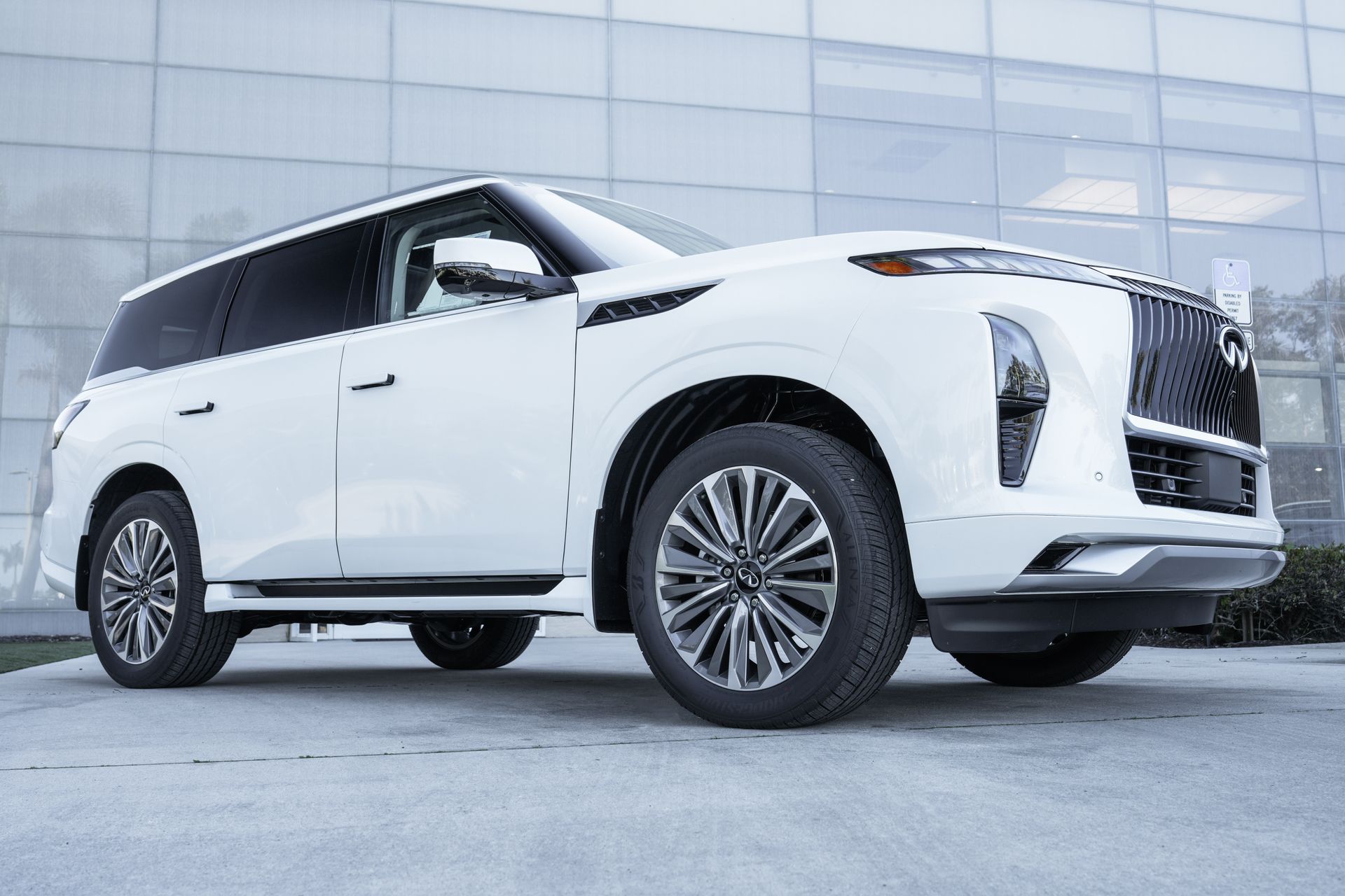 2026 INFINITI QX80 LUXE