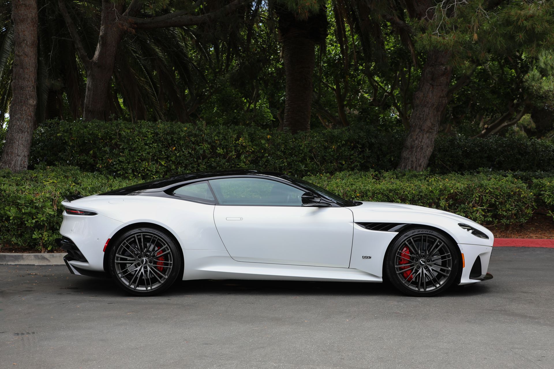 Aston Martin 2023 DBS 