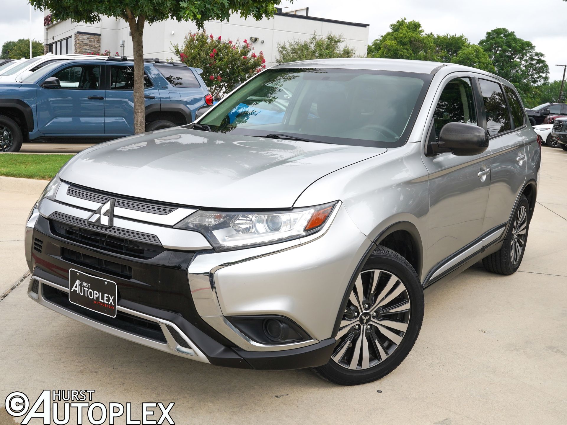 Alloy Silver Metallic 2019 Mitsubishi Outlander SUV / Crossover Front-Wheel Drive Continuously Variable Transmission
