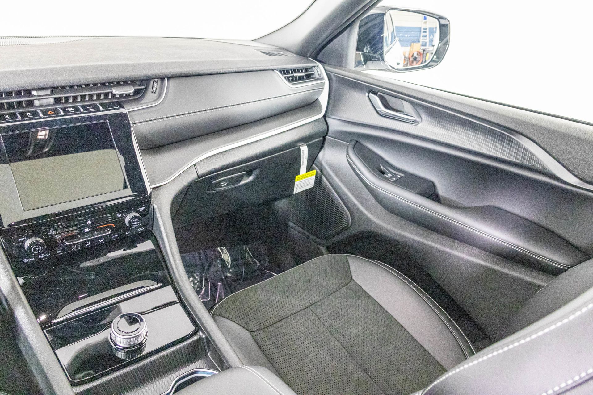 2025 JEEP GRAND CHEROKEE - Image 31