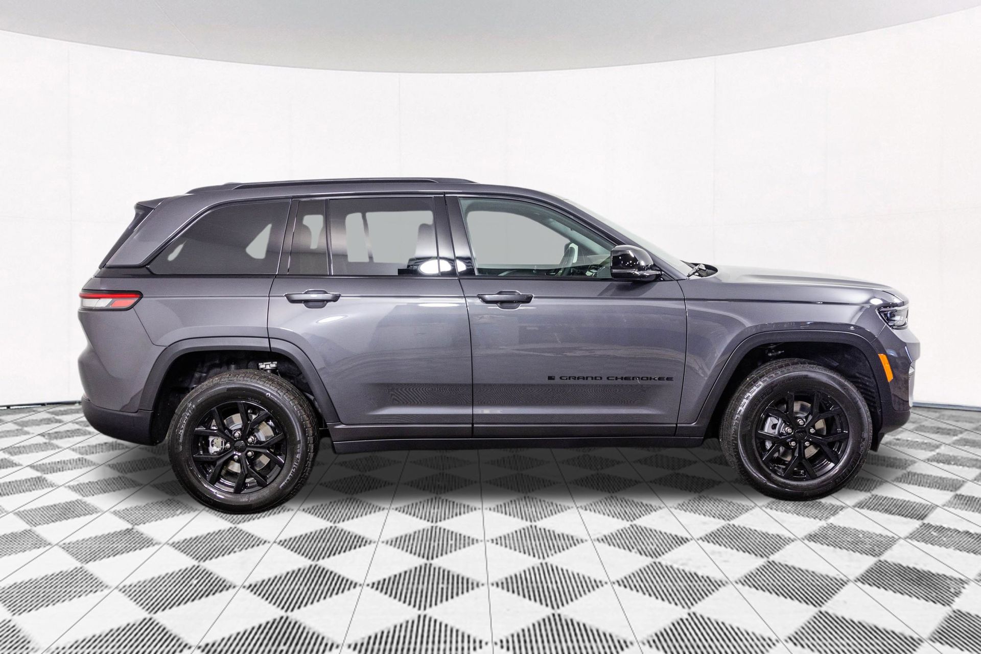 2025 JEEP GRAND CHEROKEE - Image 6