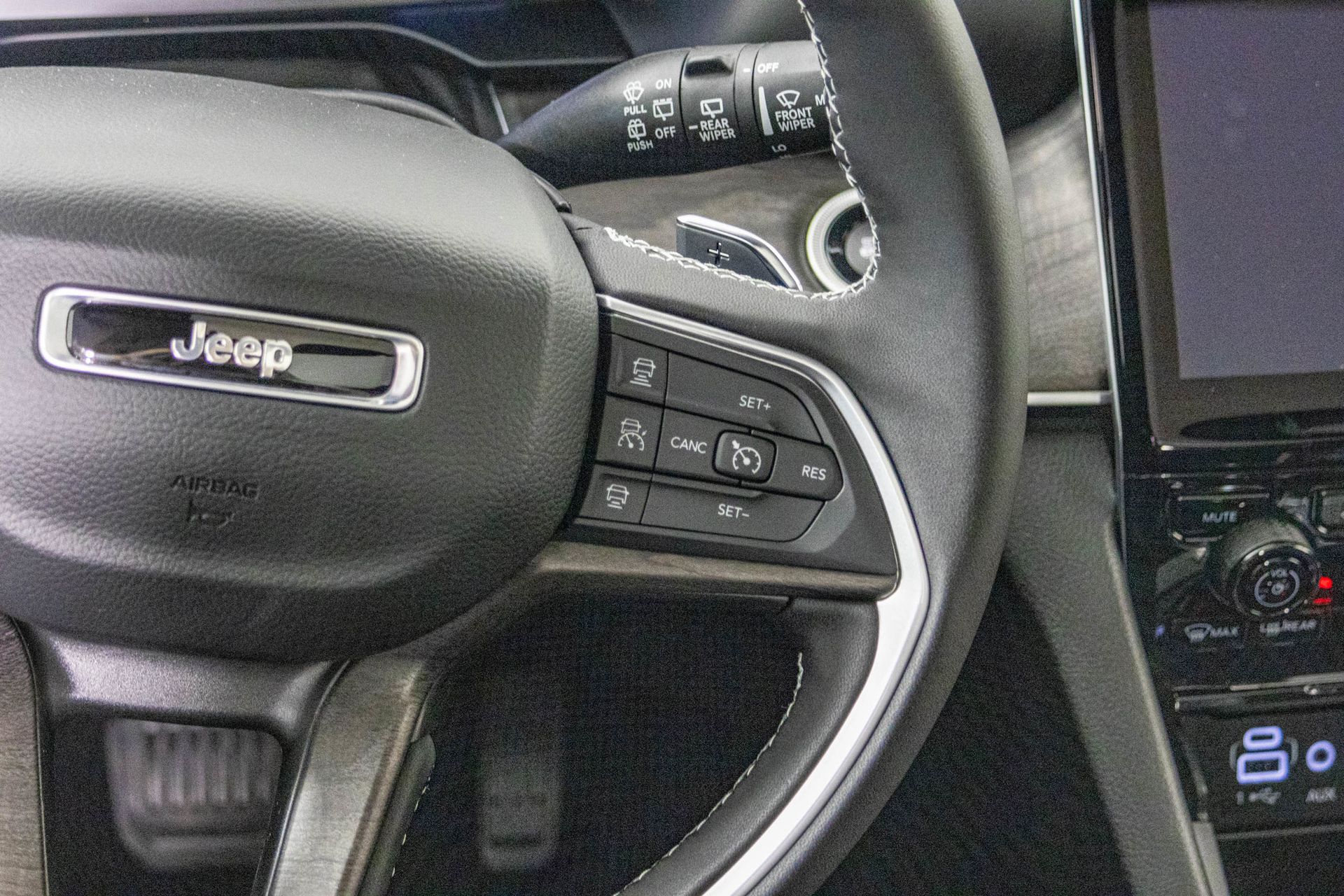 2025 JEEP GRAND CHEROKEE - Image 32