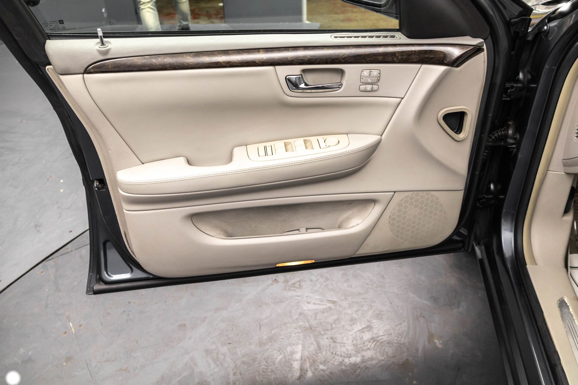 2011 CADILLAC DTS - Image 28