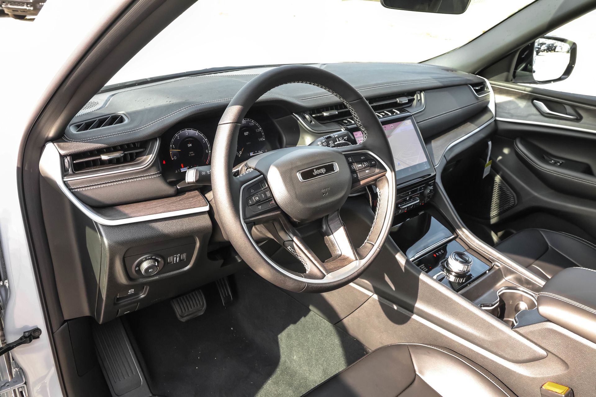 2025 JEEP GRAND CHEROKEE L - Image 4