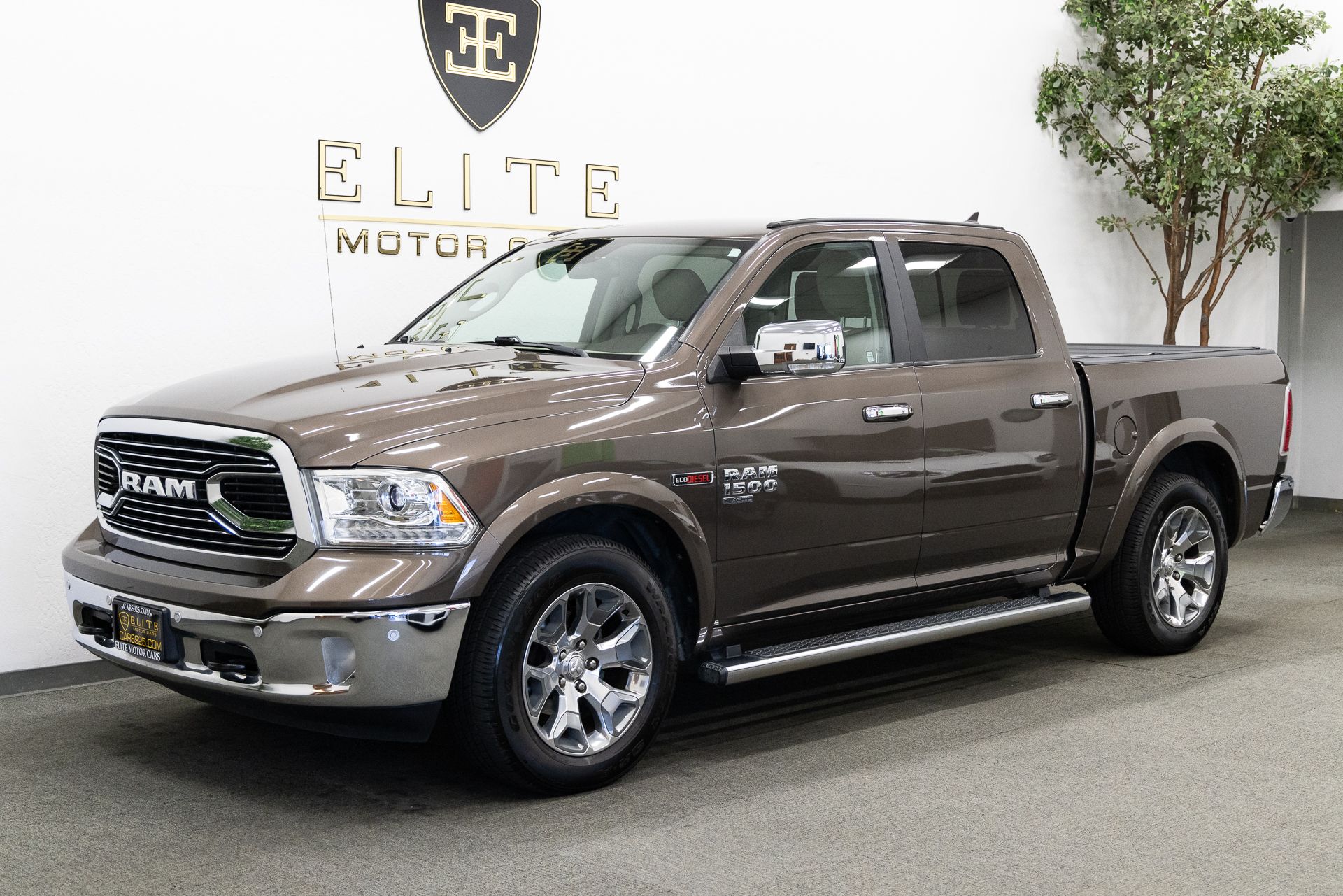RV Match Walnut Brown Metallic Clearcoat 2019 RAM 1500 Pickup Truck 4X2 8-Speed Automatic