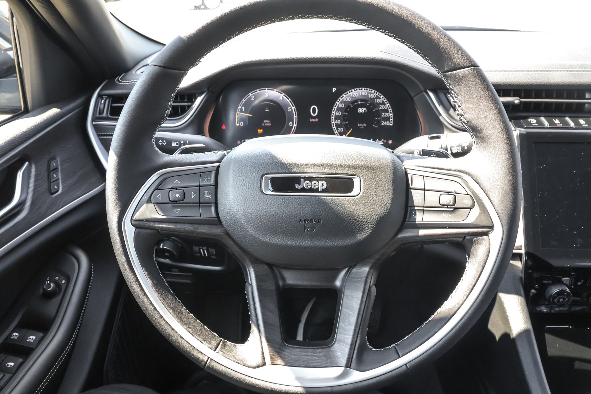 2025 JEEP GRAND CHEROKEE - Image 25