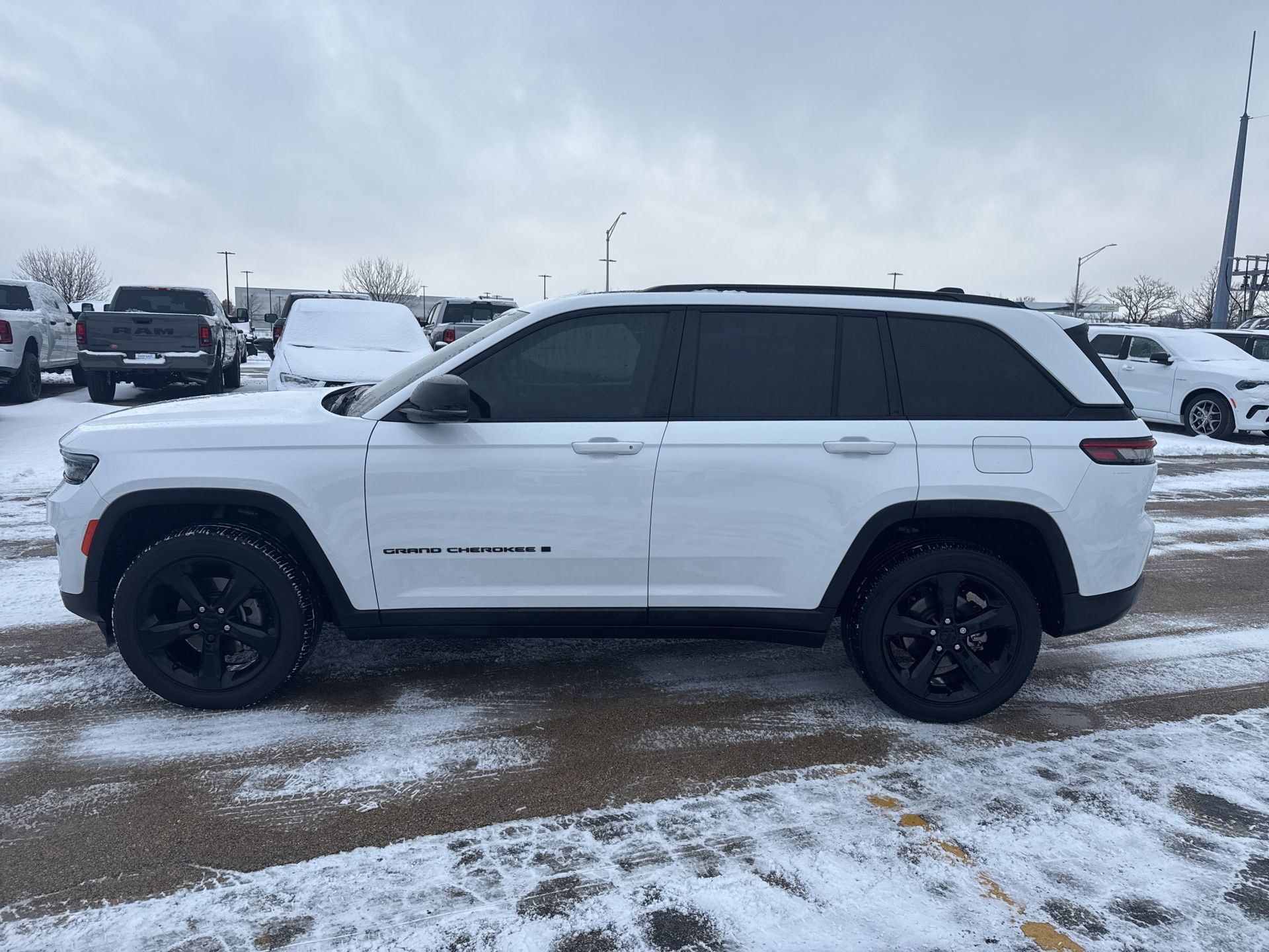 2023 JEEP GRAND CHEROKEE - Image 9