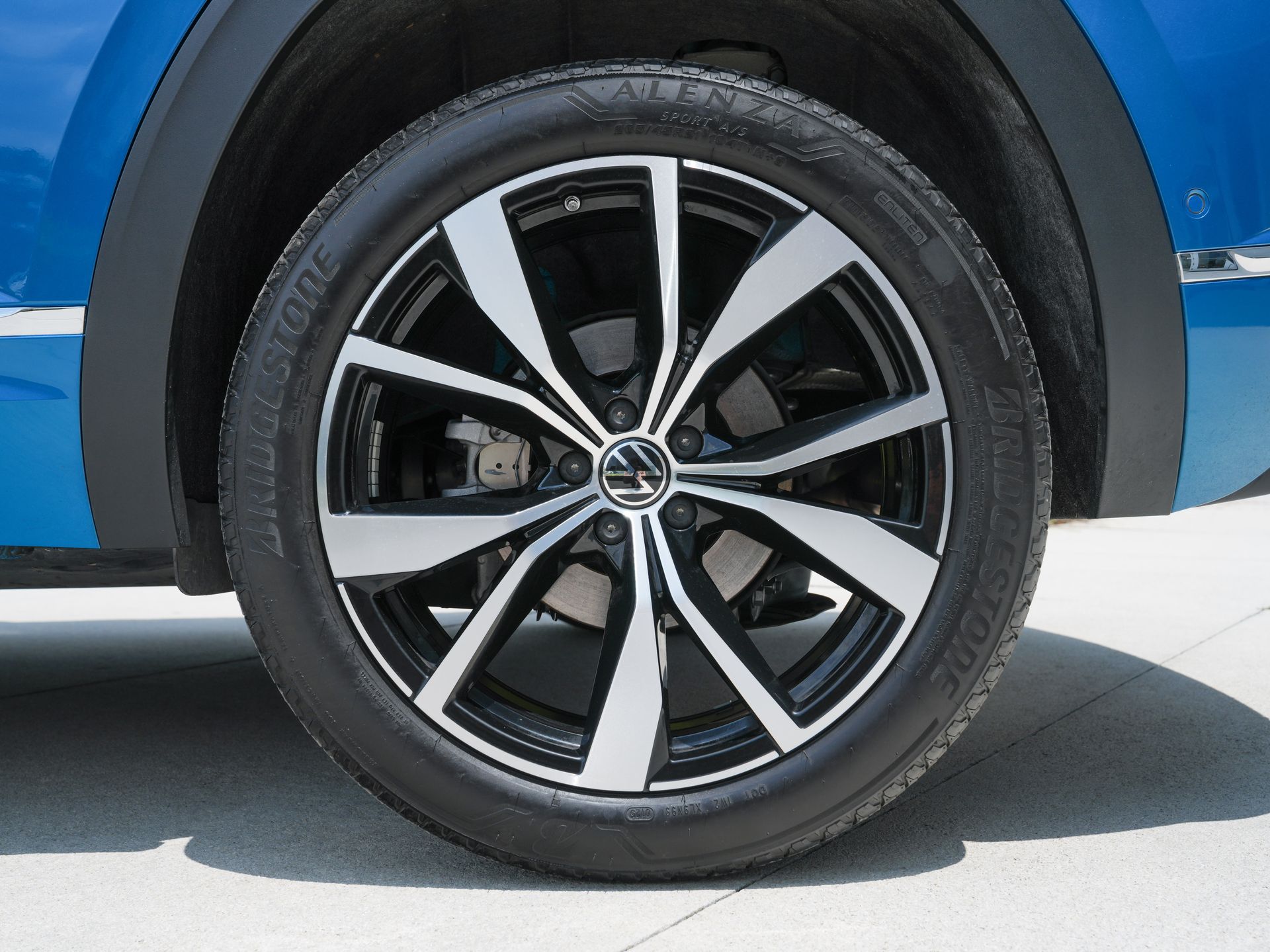 2025 Volkswagen Atlas Cross Sport SEL Premium R-LINE - Photo 32