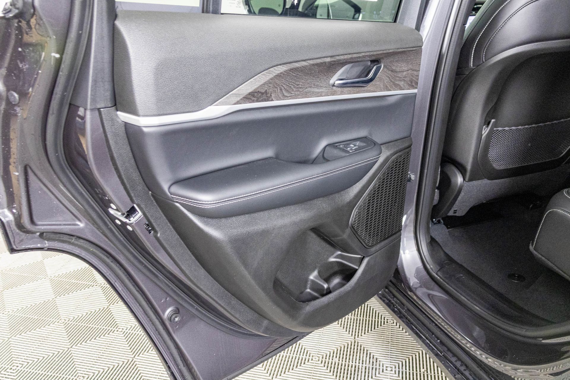 2025 JEEP GRAND CHEROKEE - Image 26