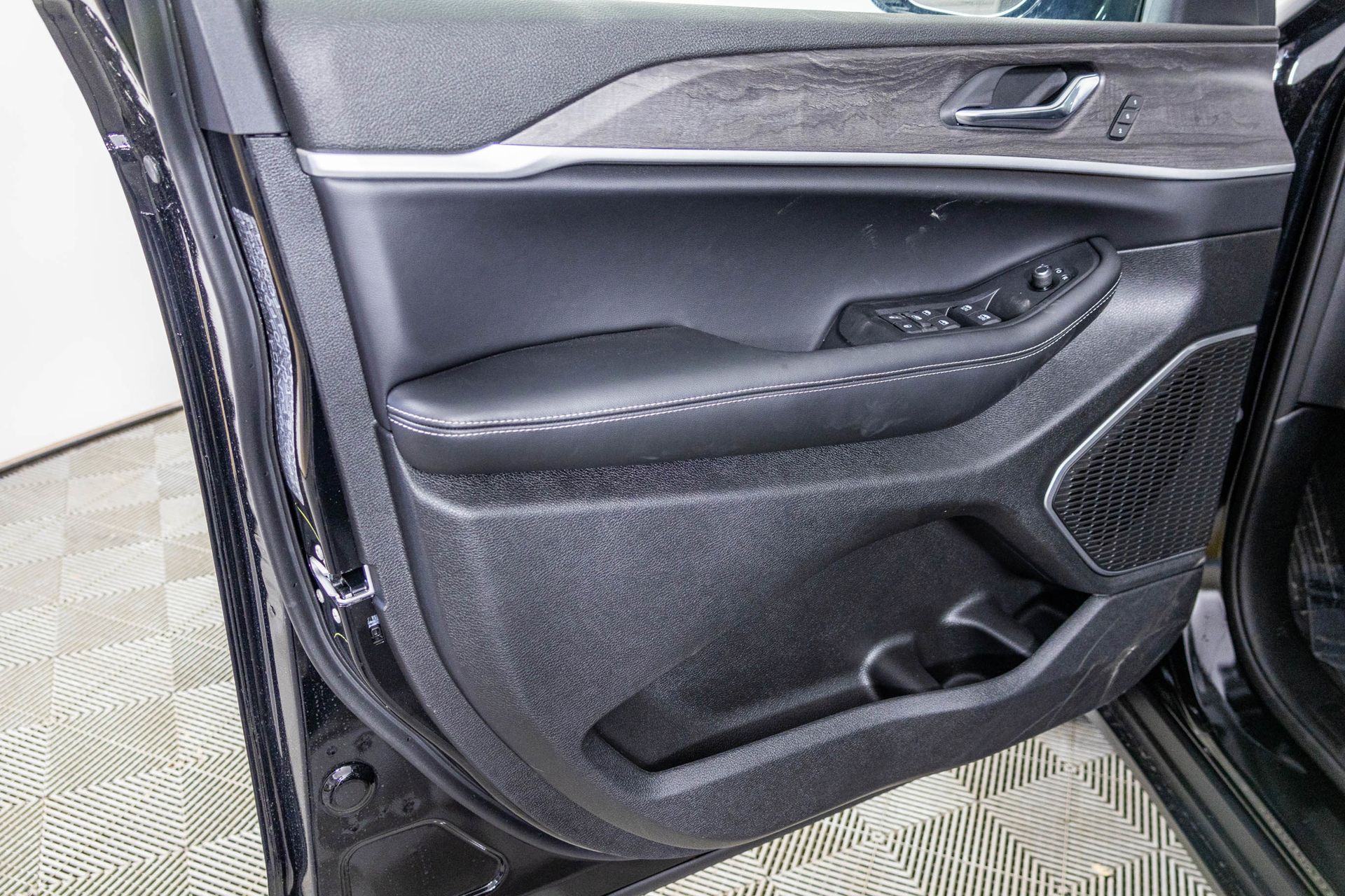 2025 JEEP GRAND CHEROKEE - Image 22