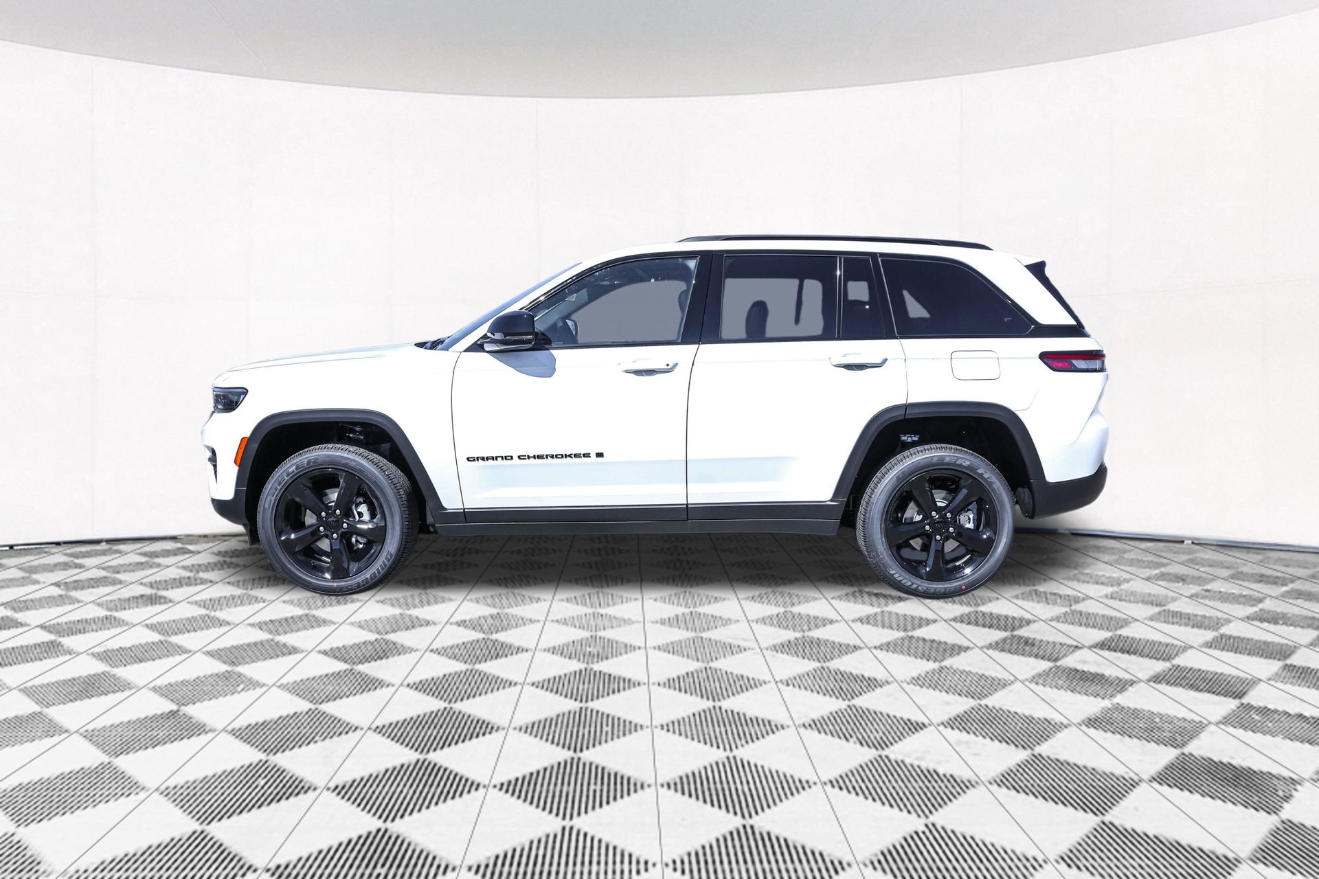 2025 JEEP GRAND CHEROKEE - Image 14