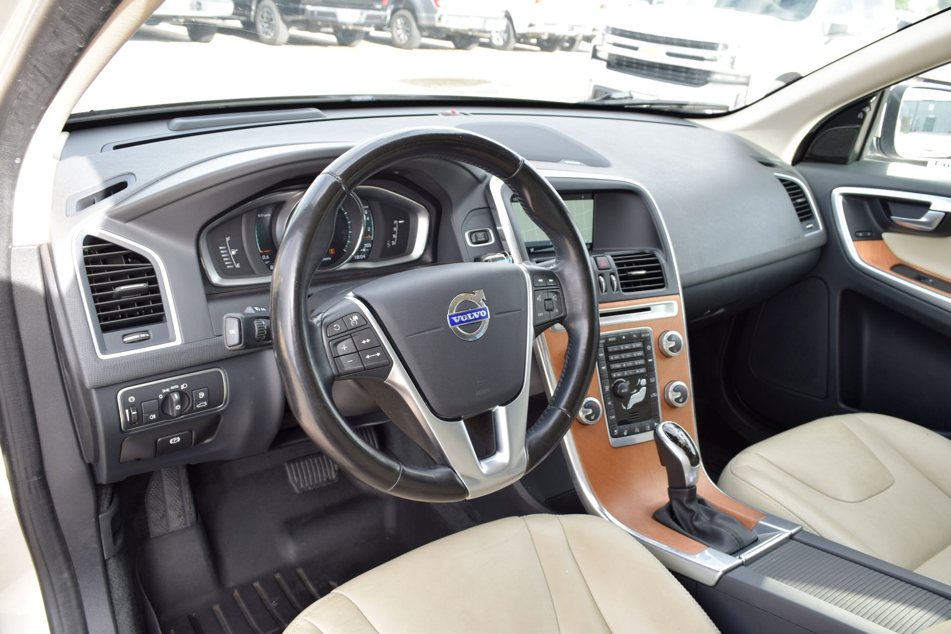 2017 Volvo XC60 T6 Inscription Gold at Gullo Toyota