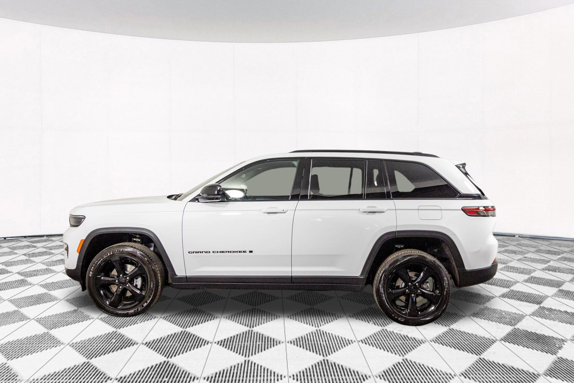 2025 JEEP GRAND CHEROKEE - Image 12