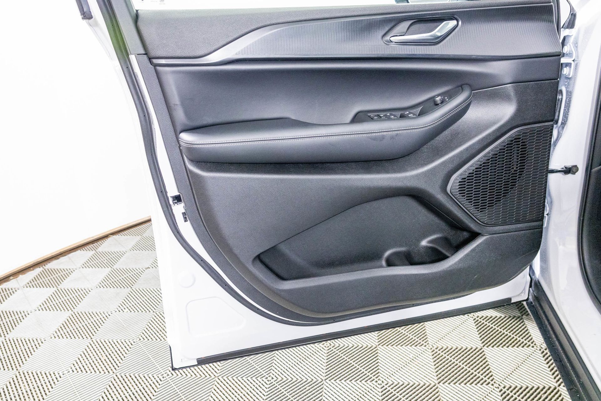 2025 JEEP GRAND CHEROKEE - Image 16