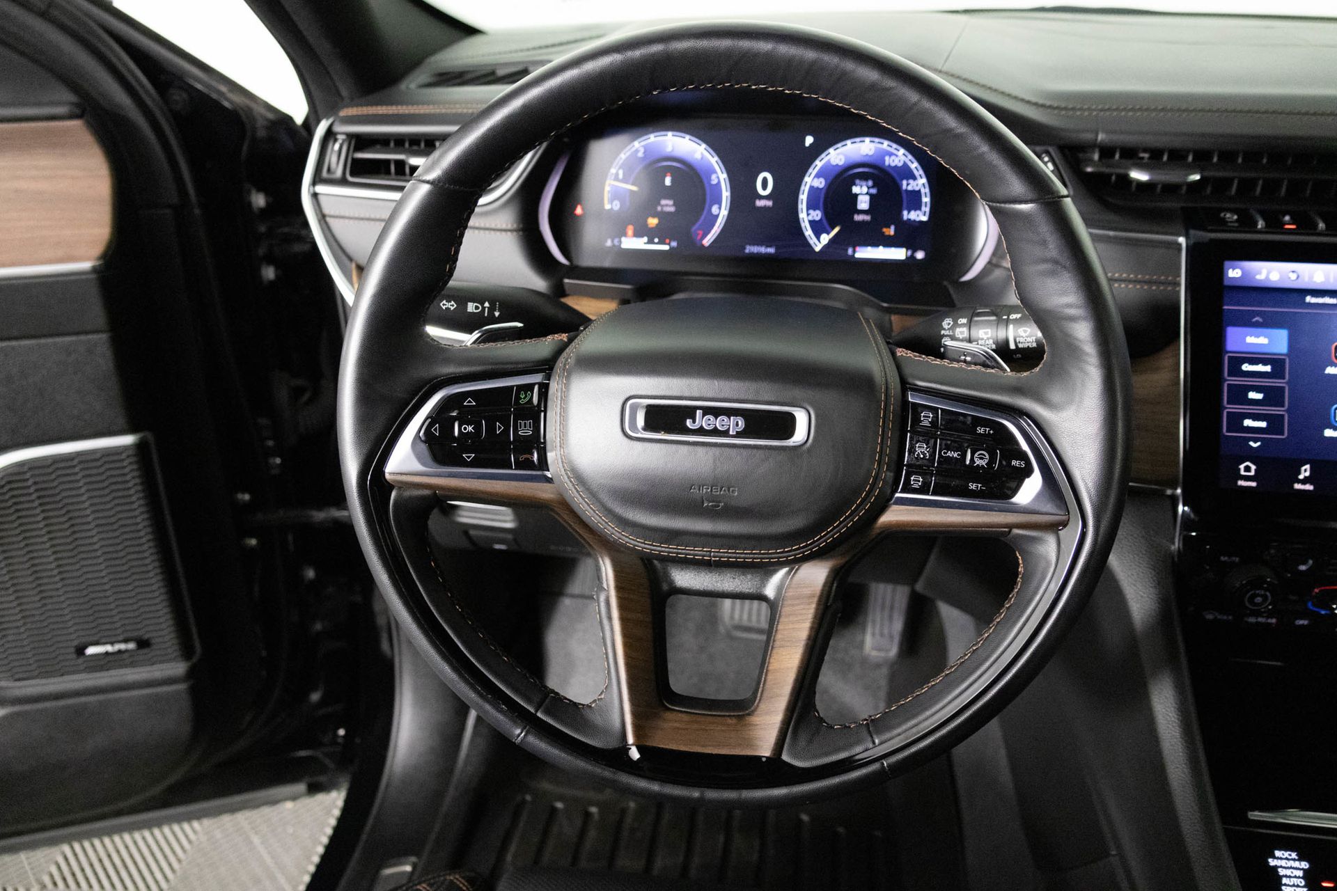 2023 JEEP GRAND CHEROKEE - Image 31